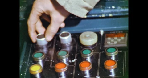 Close-up of a Hand Operating a Vintage Control Panel with Knobs and Buttons Vidéo 317078532