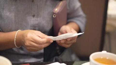 Close up hand paying bill. Slow motion Video stock 99536208