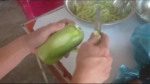 Close Up Hand Peeling Winter Melon for Homemade Cooking Vídeos de archivo 335909952