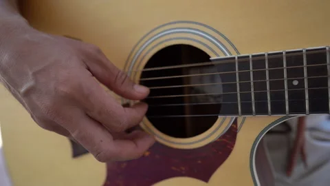 Close up hand of people playing guitar  Vídeo Stock 140864984
