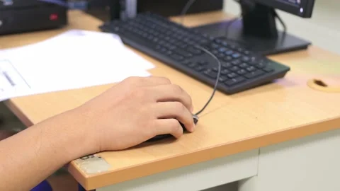 Close up of a hand of a person using a desktop computer mouse 스톡 동영상 158666124