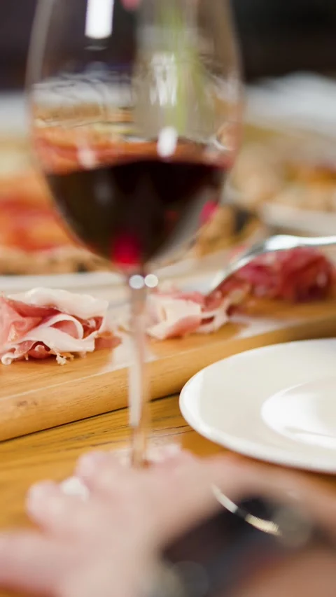 Close Up of Hand Picking Prosciutto with Fork at Italian Dinner Vídeos de archivo 339405288