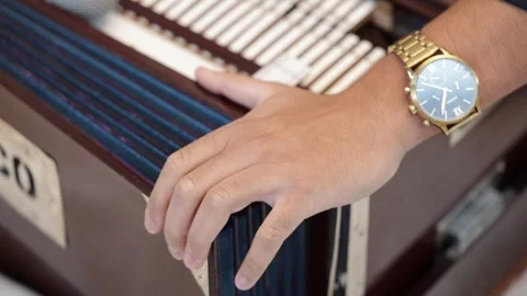 Close-up of a hand playing the keys of a harmonium.mp4 Stockbeeldmateriaal 316301628