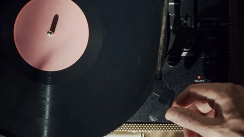 Close Up of Hand Playing Vinyl on Turntable in the sunlight. 库存影片 345395420