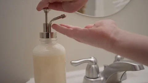 Close up of hand pressing out liquid hand soap in slow motion Video stock 128918971