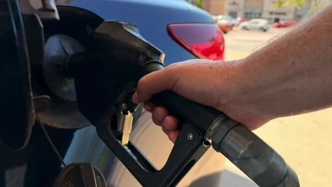 Close-Up of Hand Pumping Gas into Car at Gas Station Vidéo 343529685