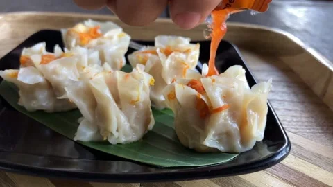 Close Up of Hand Putting Red Chili Sauce onto Dim Sum Dumpling 4K Stockbeeldmateriaal 337720957
