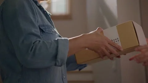 Close hand receive box home 스톡 동영상 260409332