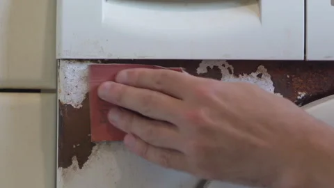 Close up of hand removing rust from home appliance with sandpaper Vídeos de archivo 341223840