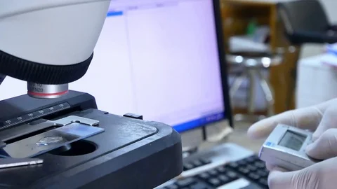 Close up hand scientist using light microscope in laboratory. Stock-Footage 123204547