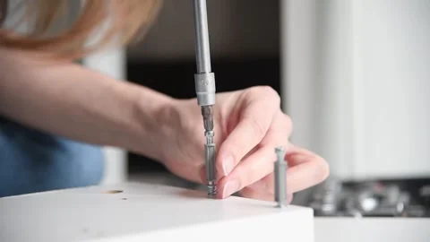 Close up hand screwing with screwdriver. Assembling DIY furniture at home. Vidéo 132592108