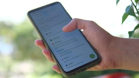 Close-up of a hand scrolling through a healthy meal plan on a smartphone app. Stock-Footage 327672119