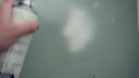 Close Up of Hand Shaking Color Paint Spray. Clip. Hand with spray can paint with Vidéo 140135545