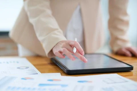 Close-up of hand signing electronic documents on a tablet with a digital pe.. 스톡 사진