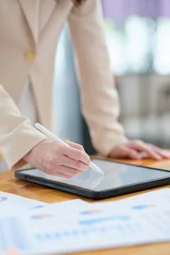 Close-up of hand signing electronic documents on a tablet with a digital p... 스톡 사진