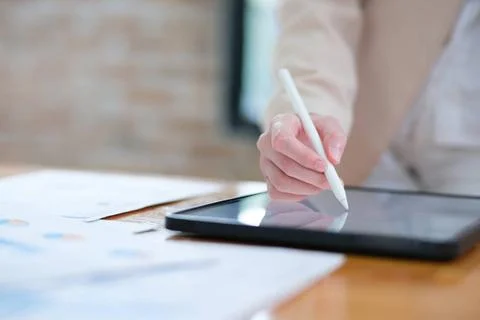 Close-up of hand signing electronic documents on a tablet with a digital p... 스톡 사진