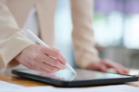 Close-up of hand signing electronic documents on a tablet with a digital p... 스톡 사진