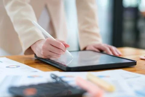 Close-up of hand signing electronic documents on a tablet with a digital p... 스톡 사진