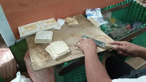 Close Up Hand Slicing Tempeh Thinly For Mendoan In Yogyakarta Видео 345599606