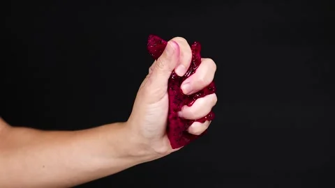 Close up of hand squeezing fresh red dragon fruit until pulp and juice drip.. Stock-Footage 332987289