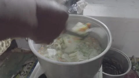 Close Up of Hand Stirring Boiling Vegetable Soup Vídeos de archivo 332579157