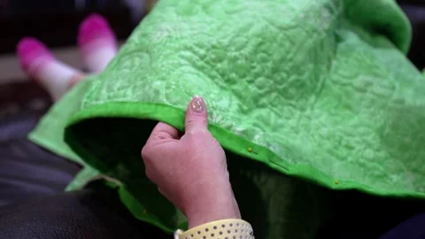 Close up the hand stitching the binding around the edge of quilt Stock Footage 171453528