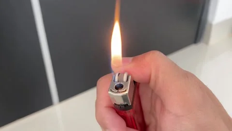 Close up of a hand striking and lighting a wooden matchstick in dark background Vídeo Stock 330514723