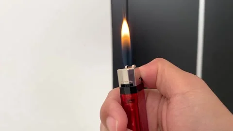 Close up of a hand striking and lighting a wooden matchstick in dark background Vídeo Stock 330514724