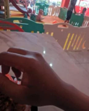 Close-up of a Hand on a Table with Blurred Stockfoto's