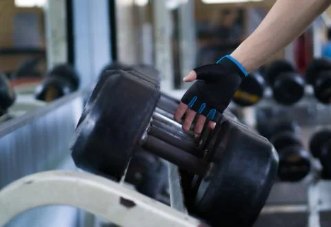 Close up hand taking heavy rusty dumbbell to exercise for strength training.  Foto stock