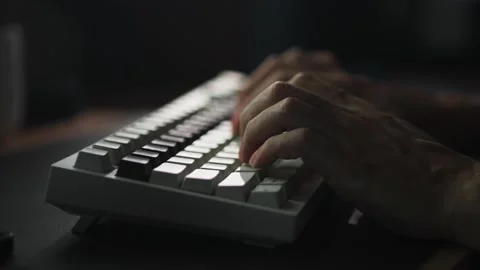 Close up hand typing on mechanical keyboard in dark room 库存影片 345860336