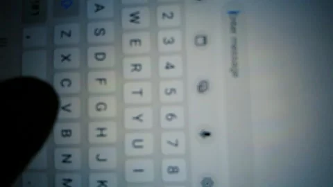 Close-up of Hand Typing Message on Smartphone Keyboard at Night, Mobile Vídeos de archivo 324885604