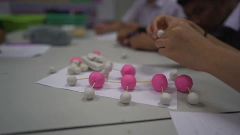 Close up hand use molding plasticine to isomer molecule of chemistry substance Vídeo Stock 137342790