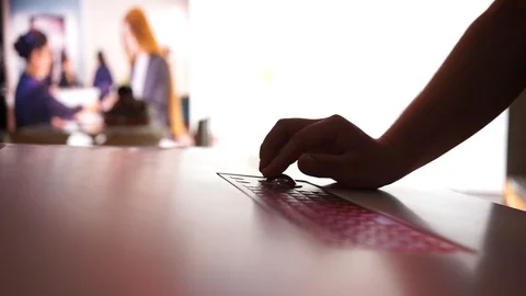 Close up hand use trackball keyboard. Stockbeeldmateriaal 113053159