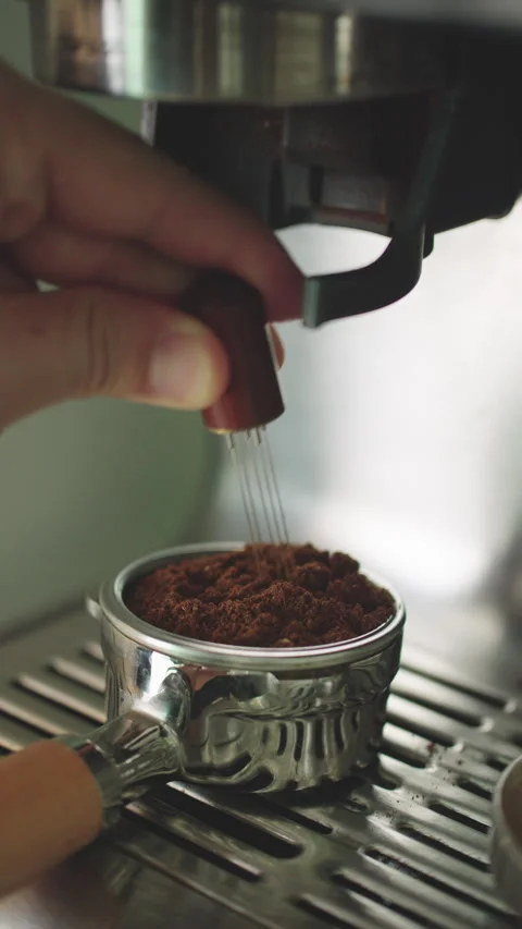 Close-up of Hand Using Coffee Powder Needles Tool to Distribute Coffee Powder. Vídeo Stock 337879215
