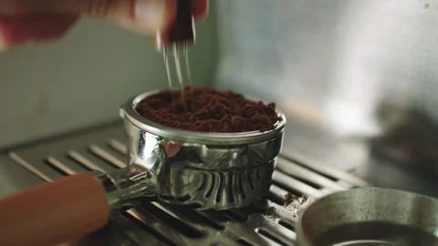 Close-up of Hand Using Coffee Powder Needles Tool to Distribute Coffee Powder. Vídeo Stock 337879646
