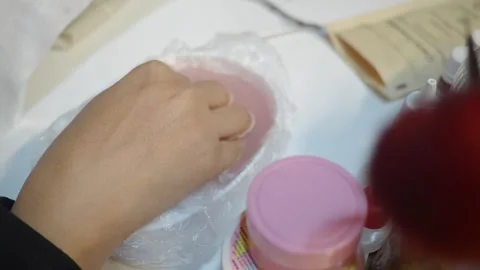 Close up of hand using cotton pad to apply cream from pink jar, skincare ro.. 库存影片 331725546