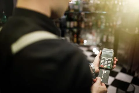 Close up of hand using credit card swiping machine to pay. Foto stock
