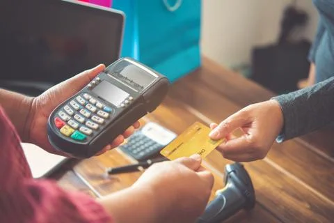 Close up of hand using credit card to pay by sending the credit card to the s Stock-Fotos