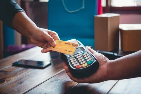 Close up of hand using credit card to pay by sending the credit card to the s Stock-Fotos