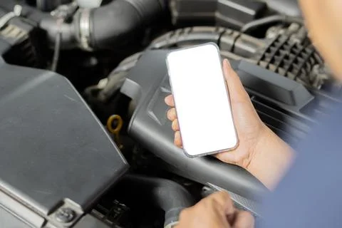 Close up hand using mobile phone with blank screen with broken car. Foto stock