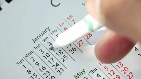 Close up hand using pen to circle date on calendar showing time management .. Vídeos de archivo 332473060