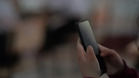 Close up hand using smartphone for education tesr in classroom 库存影片 163079260
