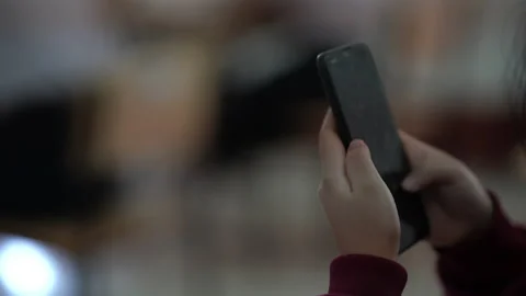 Close up hand using smartphone for education tesr in classroom 库存影片 163079842