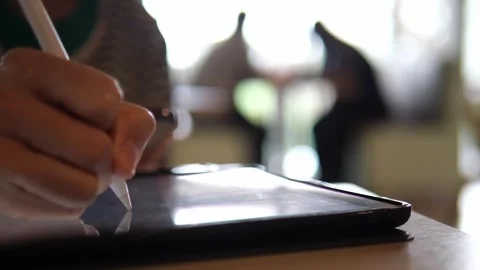 Close-Up Hand Using Stylus on Digital Tablet in Café. Video stock 322007130