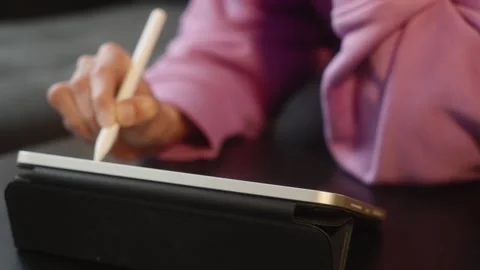 Close-Up of Hand Using Stylus on Digital Tablet With Slow Push In 库存影片 336445502