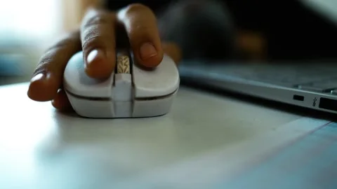 Close-Up of Hand Using White Computer Mouse, Close-up of a hand using a whi.. Vídeos de archivo 304978191