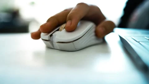 Close-Up of Hand Using White Computer Mouse, Close-up of a hand using a whi.. Vídeos de archivo 304978252