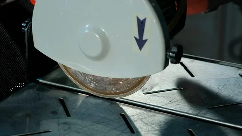 Close-up hand of worker switches on the machine for cutting tiles Video stock 90917390