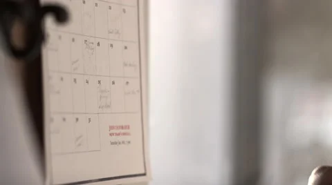 Close up of a hand writing on a calendar. Vidéo 52224886